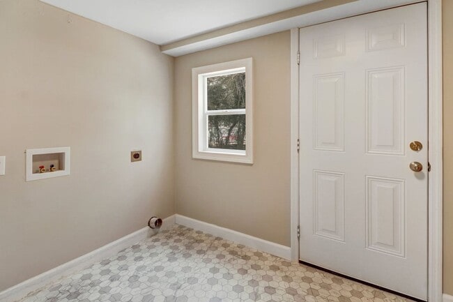 Building Photo - *RENOVATED & MOVE-IN READY* 3 BR, 2 BA in ...