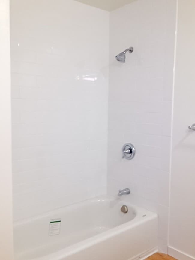 Building Photo - Stunning Remodeled 2BR/2BATHROOM Flat! Fir...