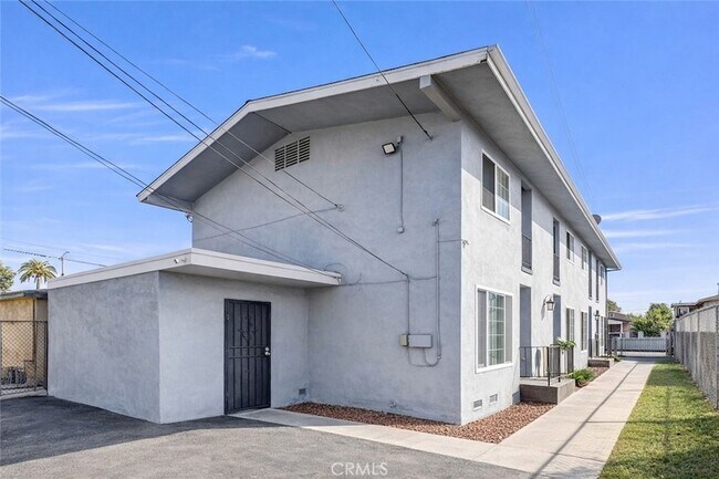 Building Photo - 151 E 95th St