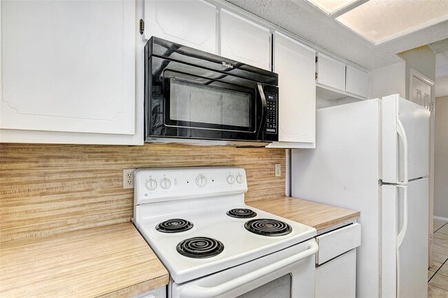 Building Photo - 8704 Clearbrook Trail