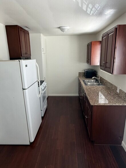 Building Photo - 2616 crestmoore pl