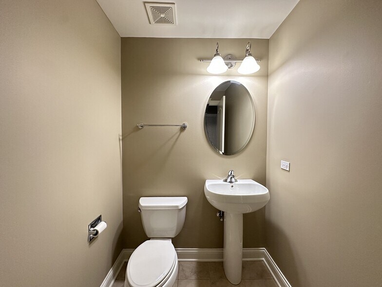 Building Photo - 2 Itasca Place