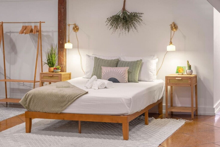 Building Photo - 120 E 13th St