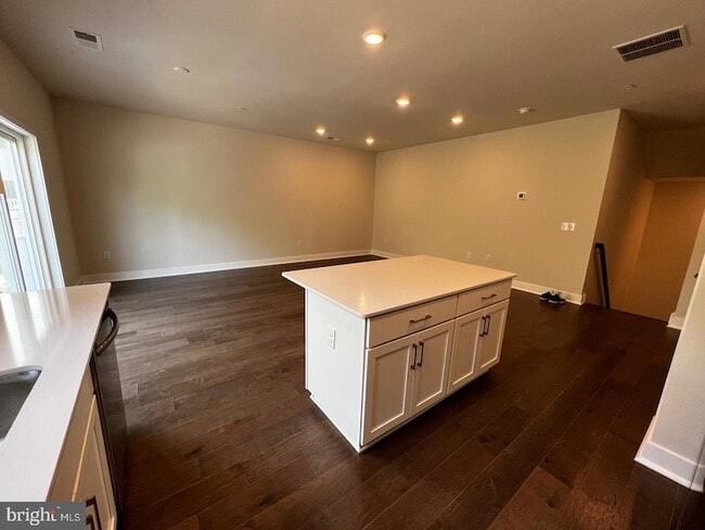 Building Photo - 327 Foundry St