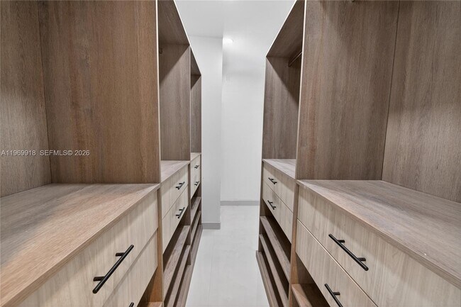 Building Photo - 1101 S Shore Dr