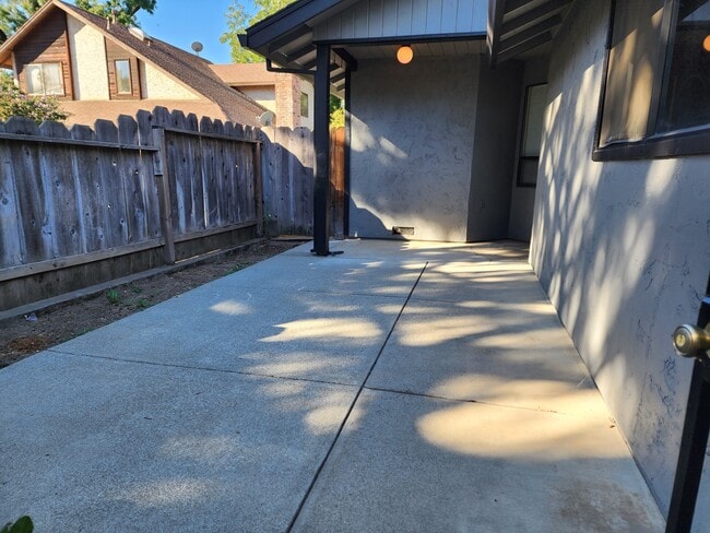 Building Photo - 3027 Monticello Ln