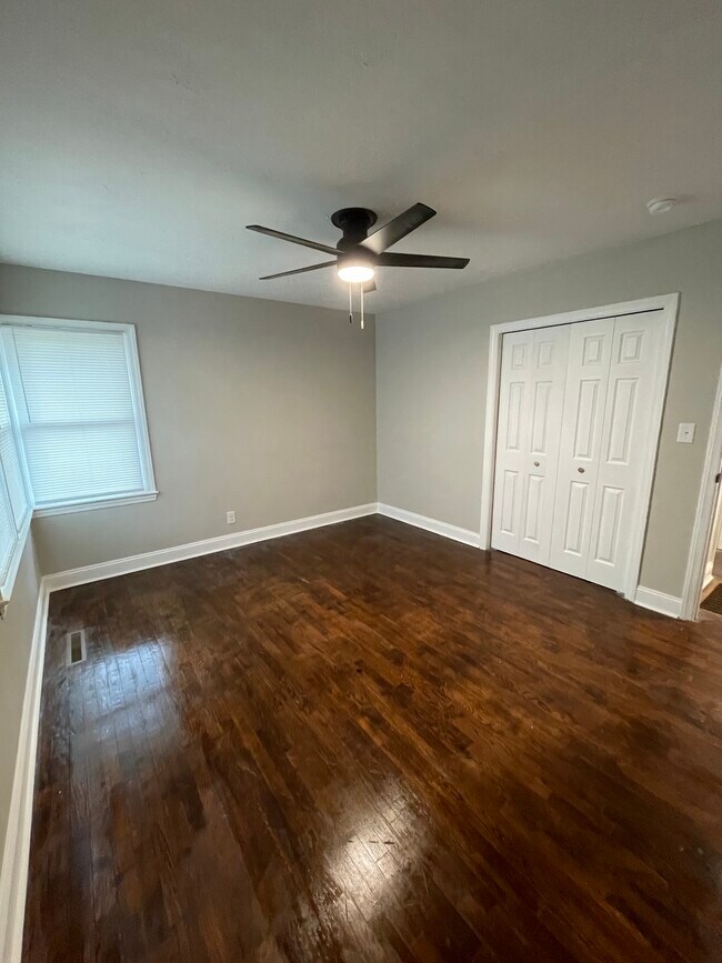 Building Photo - 909 Sandalwood Dr