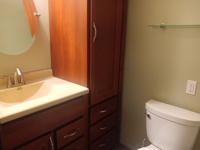 Building Photo - 2 Bedroom 1.5 bathroom condo