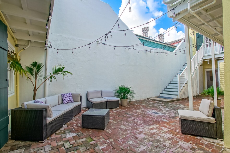 Quiet courtyard - 819 Saint Peter St