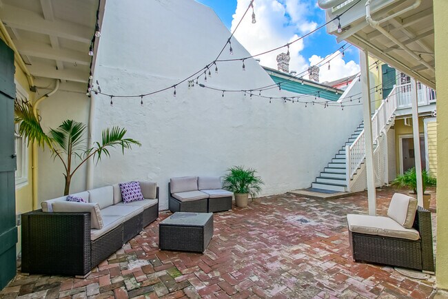Quiet courtyard - 819 Saint Peter St