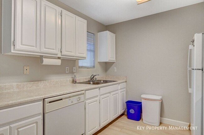 Building Photo - 555 E Silverado Ranch Blvd