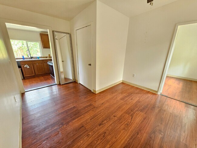 Building Photo - 2 Bed / 1 Bath Apartment with 1 Parking. Shared Laundry