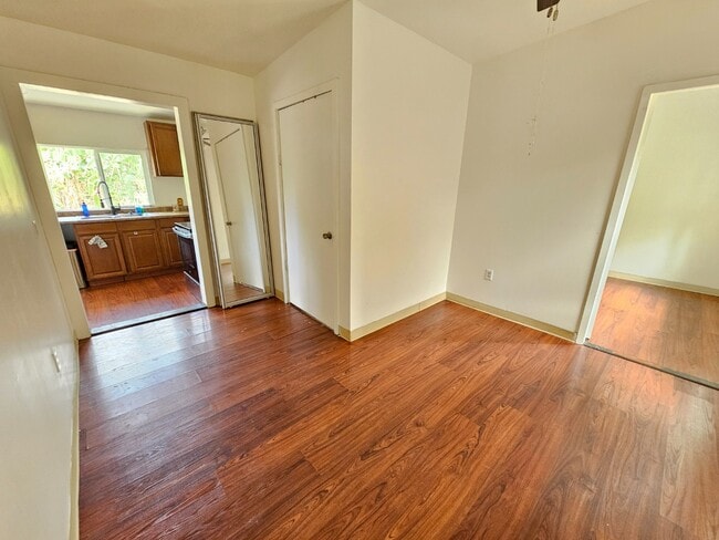 Building Photo - 2 Bed / 1 Bath Apartment with 2 driveway P...