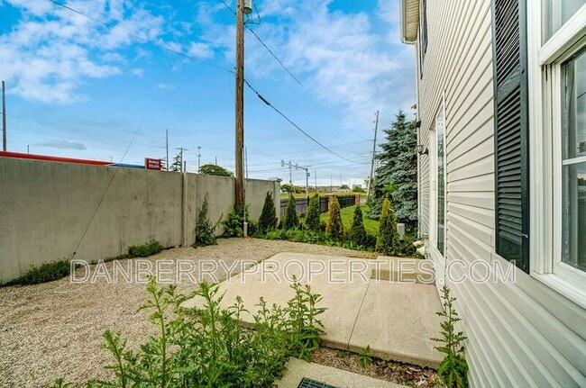 Building Photo - 1129 N Byrne Rd