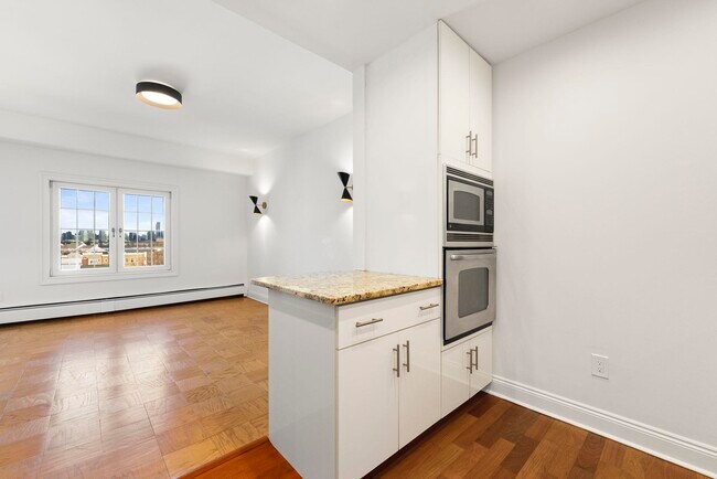 Building Photo - 200 Shearwater Ct W