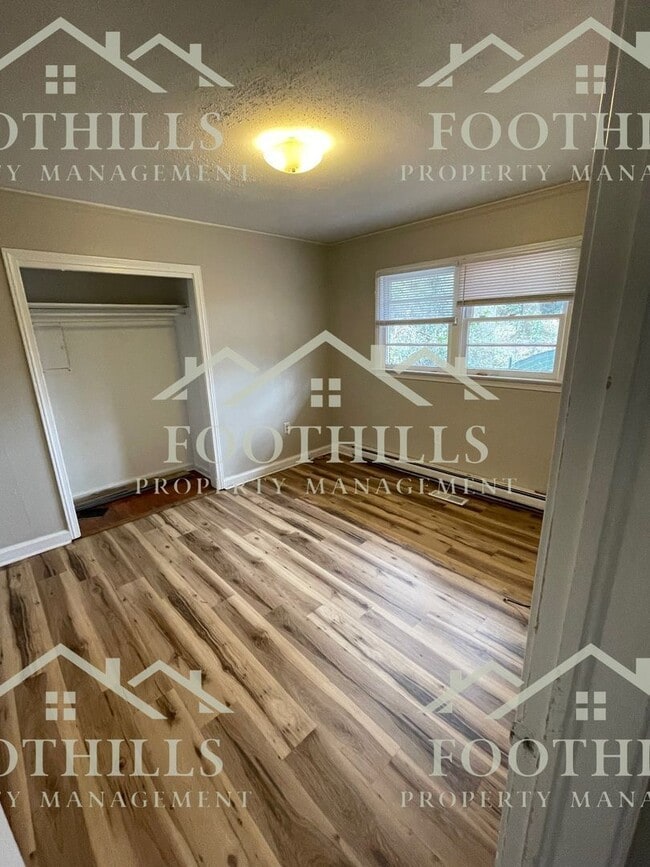 Building Photo - 204 Pine Ln