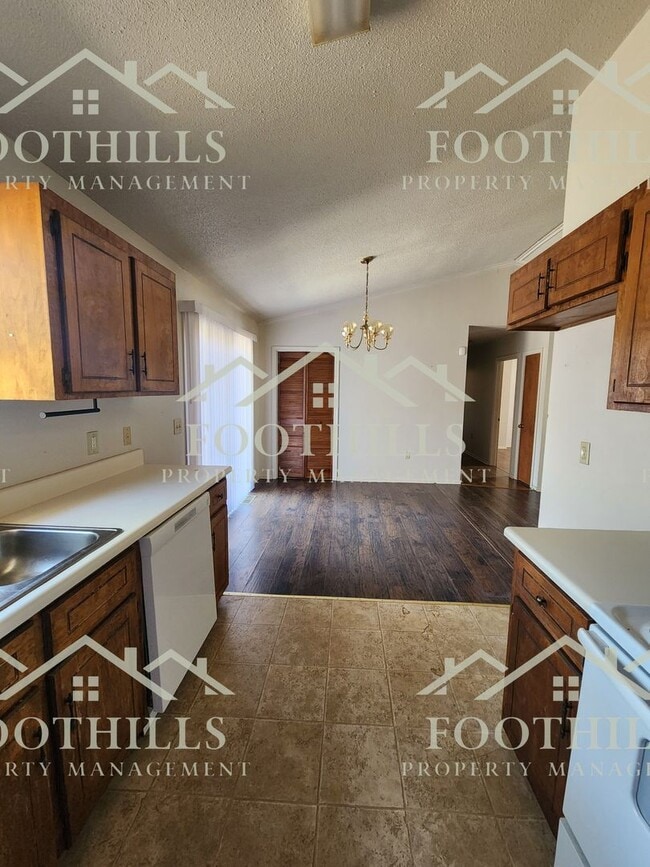 Building Photo - 702 Beagle Run