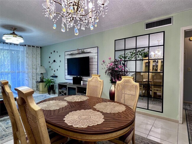 Building Photo - 320 NE 12th Ave