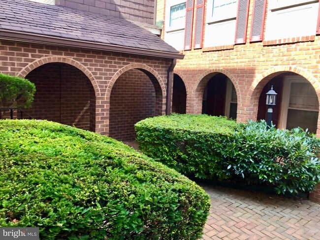 Building Photo - 900 24th St NW