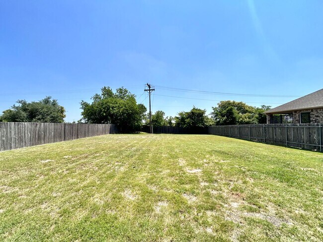 Building Photo - Modern 5/BR 3/BA Home with Spacious Living...