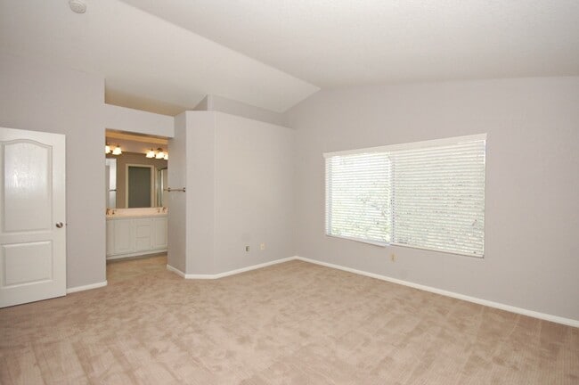 Building Photo - Lovely 3BR/2.5BA Home with Gorgeous Featur...
