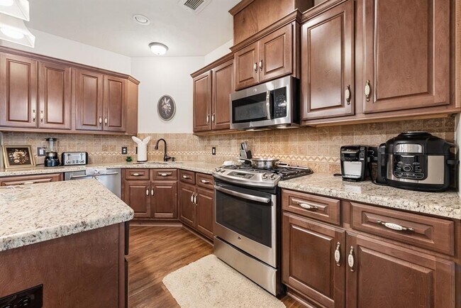Building Photo - 1806 Lakeshore Cir