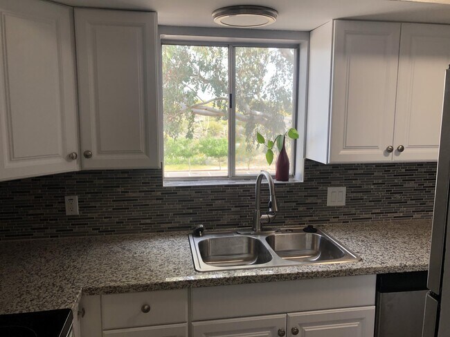 Building Photo - 2601 W Broadway Blvd