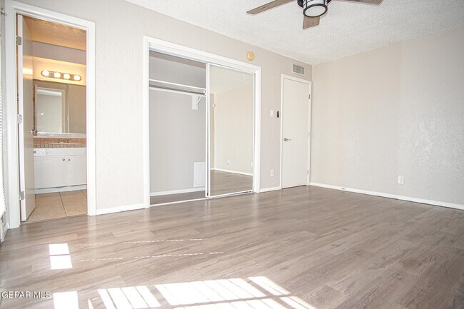 Building Photo - 4433 N Stanton St