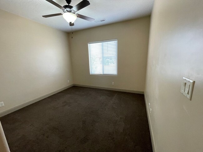 Building Photo - Pet-Friendly Three Bedroom Home in Riversi...