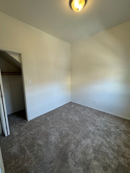 Building Photo - 647 W 48th Pl