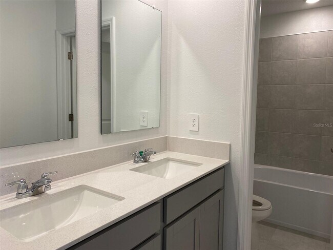 Building Photo - 725 Reggie Rd