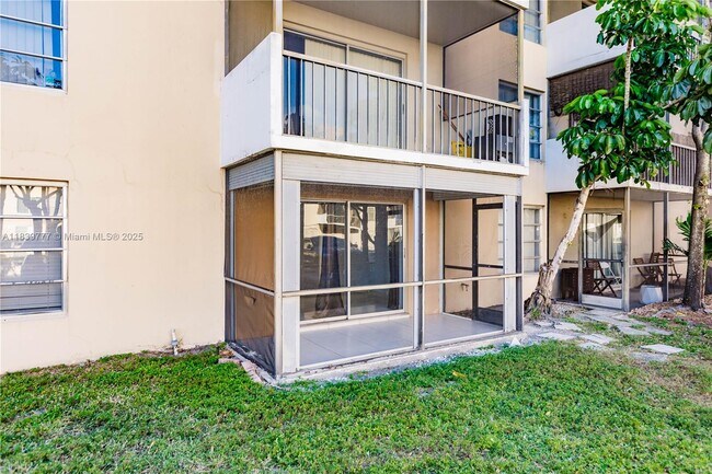 Building Photo - 4152 Inverrary Dr