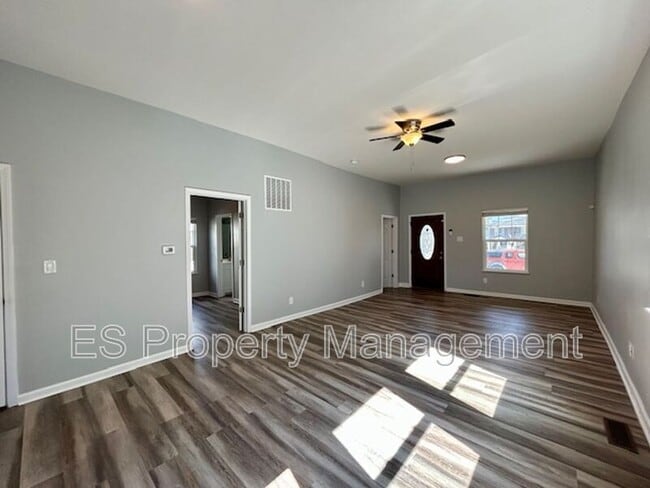 Building Photo - 838 N Temple Ave