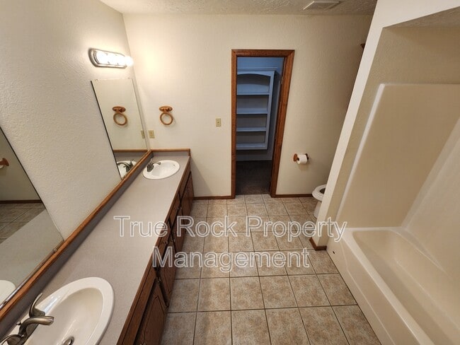 Building Photo - 628 W 22nd St