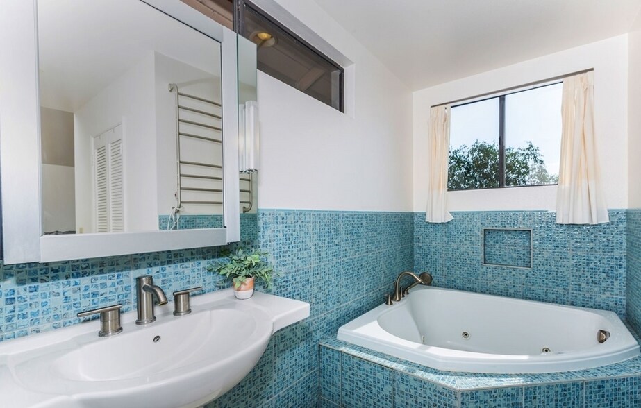 master bath. furniture not included. picture taken before internal remodel. - 10734 Chinon Cir