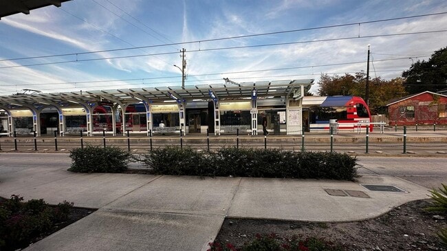 Building Photo - 206 Fulton Station Dr