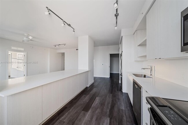 Building Photo - 555 NE 8th St