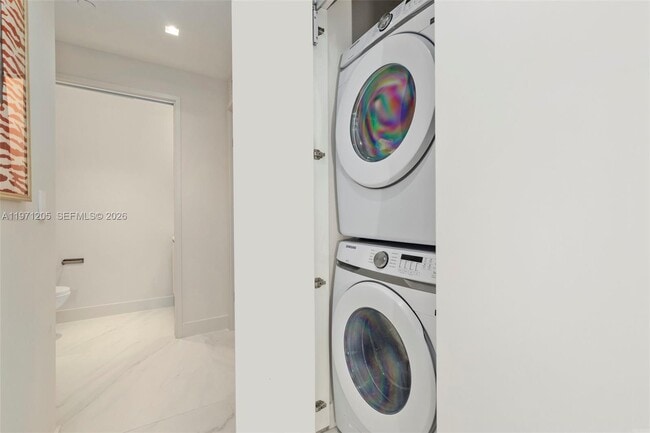 Building Photo - 700 NE 24th St