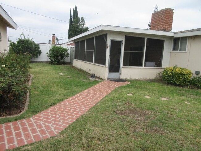 Building Photo - Charming 4-Bedroom Home in Granada Hills –...