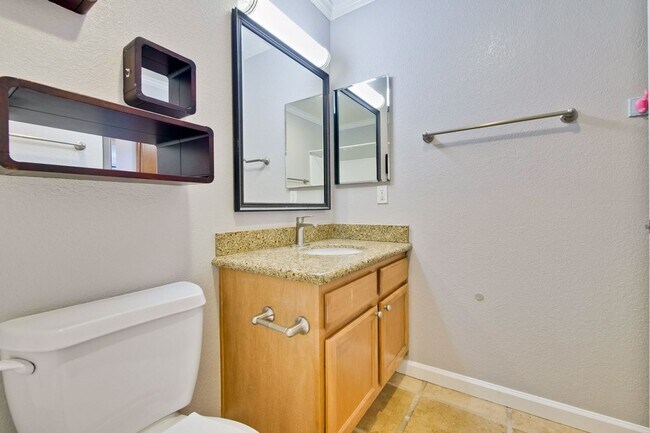 Building Photo - 1 Bed 1 Bath With Lots of Amenities!
