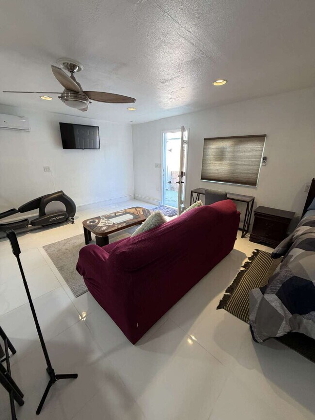 Building Photo - Modern & Stylish Private Garage Studio