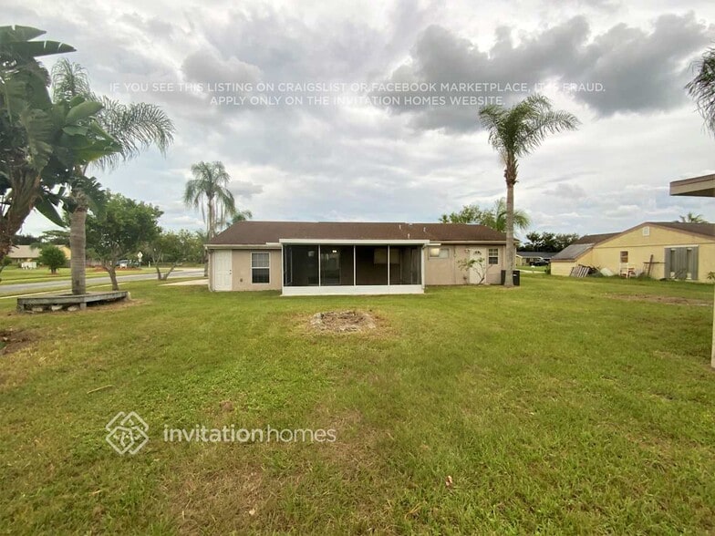 Building Photo - 806 Tappen Ct NE