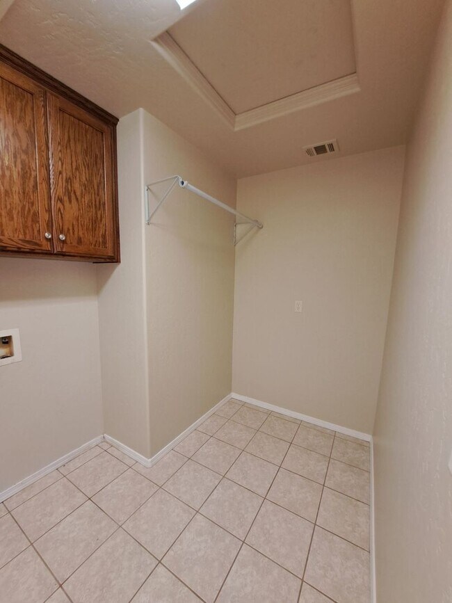 Building Photo - Spacious 2-Story Fresno Home with Bonus Room!