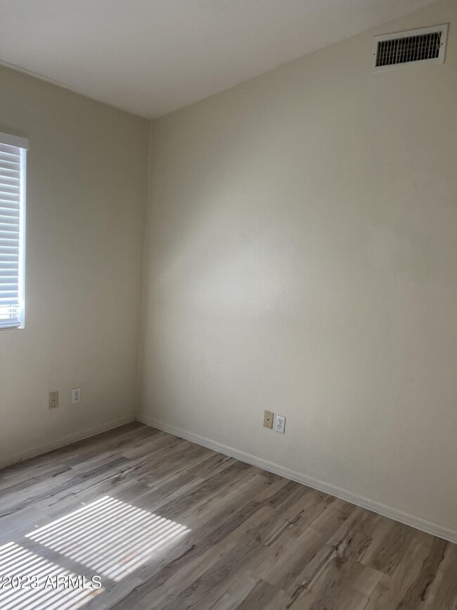 Building Photo - 1744 E Robin Ln