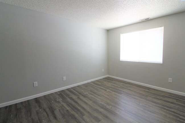 Building Photo - 2 Bed/1 Bath Central Kennewick Apartment
