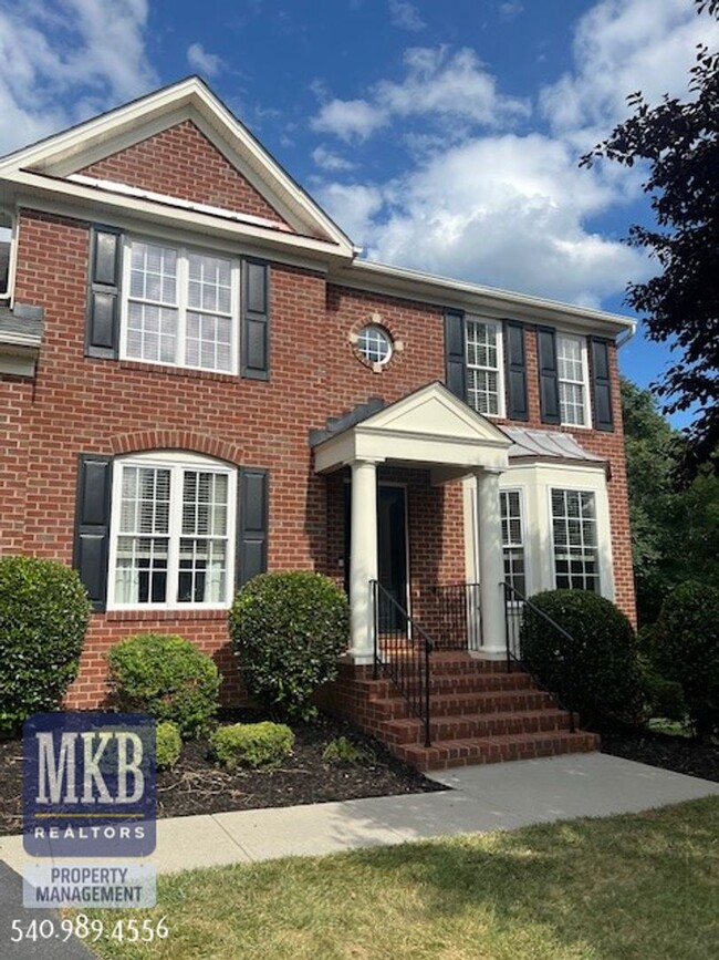 Building Photo - Luxurious 4 Bd/3.5Ba home located in The G...