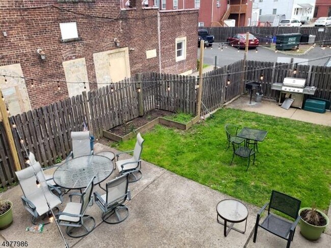 Building Photo - 16 W Somerset St