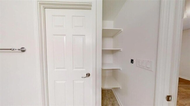 Building Photo - 300 Johnson Ferry Rd