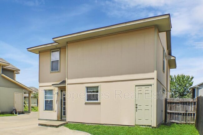 Building Photo - 503 Camp Ct