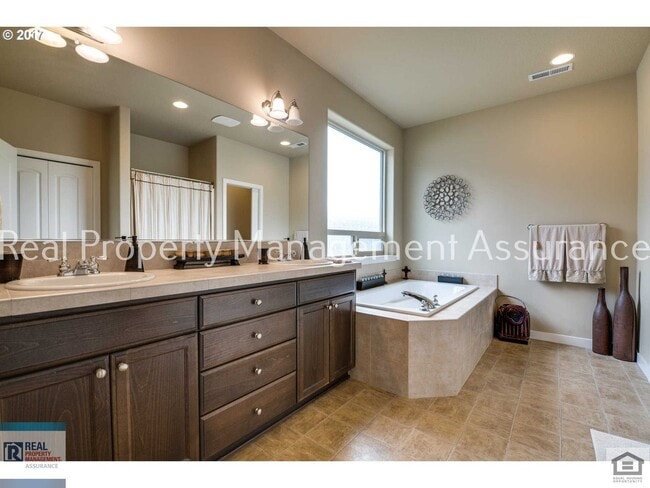 Building Photo - 13933 SW Walnut Creek Way